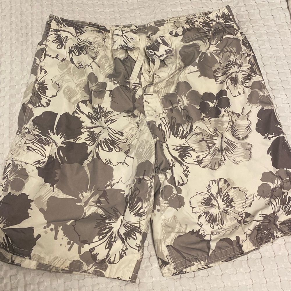 Men’s gray/white swim trunks